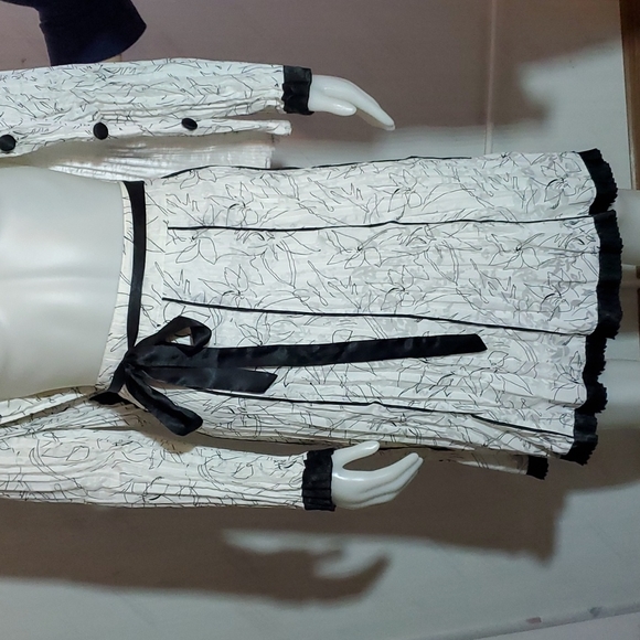 White and black two-piece skirt and top suit set - Picture 2 of 7